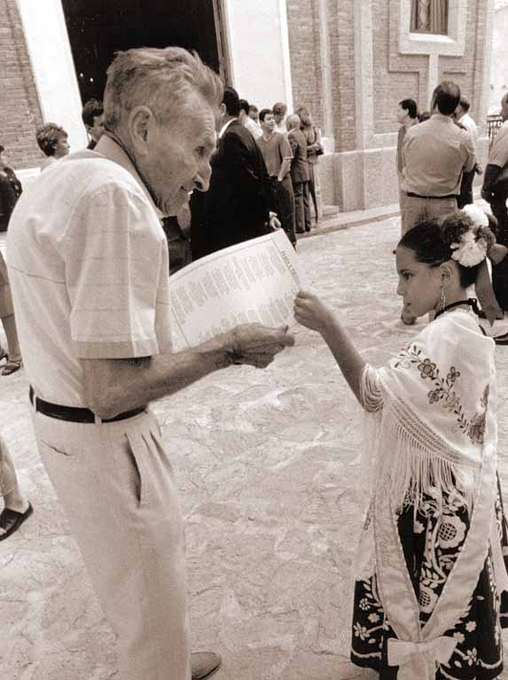 El "Nio de la Rosa" repartiendo su "Hoja" el da 27 de Septiembre de 2001